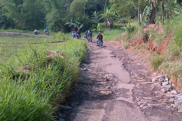 Jalan Pintas Menuju Cingambul Rusak Parah