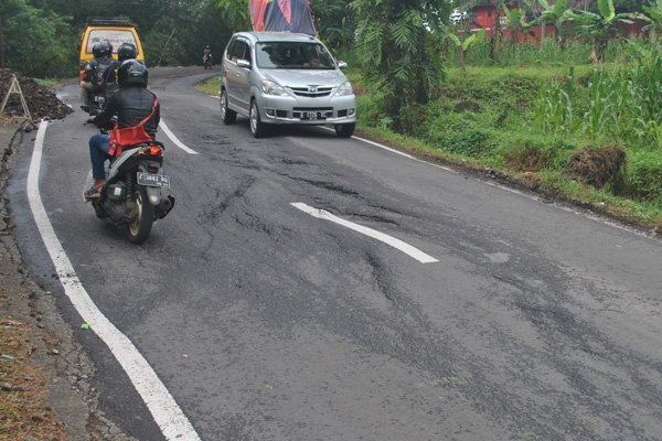 Jalan di Blok Cijurey Bantarujeg Semakin Amblas