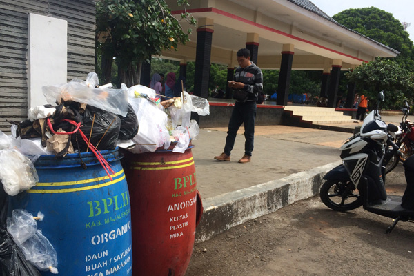 Libur Panjang, Sampah di Alun-alun Menumpuk