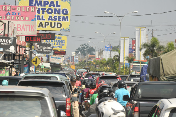 Parkir Liar Penyebab Macet di Plered