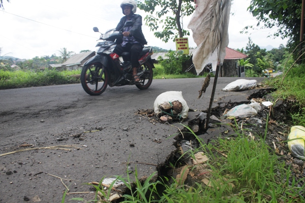 Terkikis Hujan, Jalan Cimara Penghubung Majalengka-Kuningan Terancam Putus