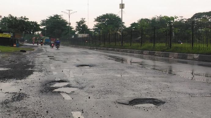 Hati-hati Terjebak Lubang di Jalan Pantura Tegalkarang