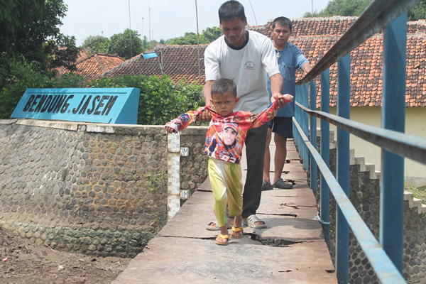 Jembatan Ini Membahayakan, Puluhan Tahun Tak Tersentuh Perbaikan