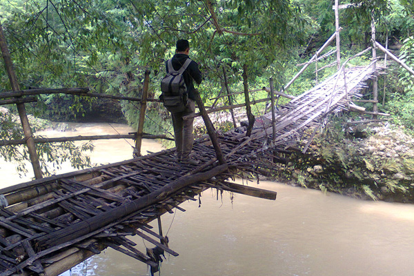 Jembatan Darurat Karangmanggu Nyaris Putus