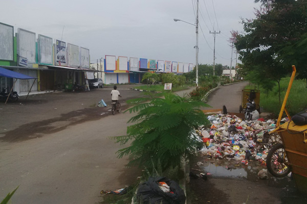 Sampah Tutup Jalan Lobunta Mundu