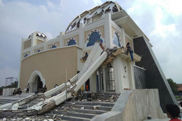 Menara Masjid Al-Jabbar Plumbon Tiba-tiba Roboh