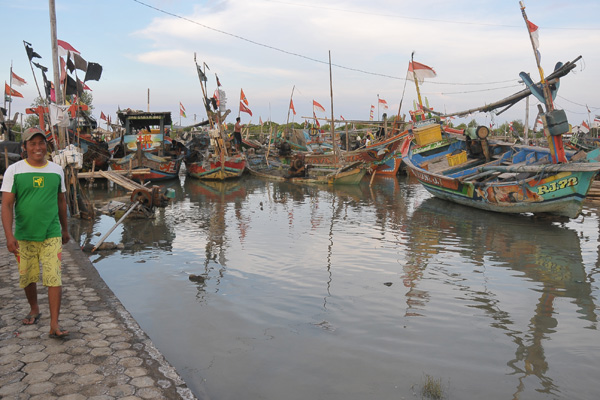 Nelayan Cirebon Dapat 301 Paket Alat Penangkap Ikan