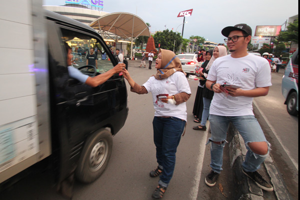 Bagikan Bunga, Ajak Setia pada Pasangan