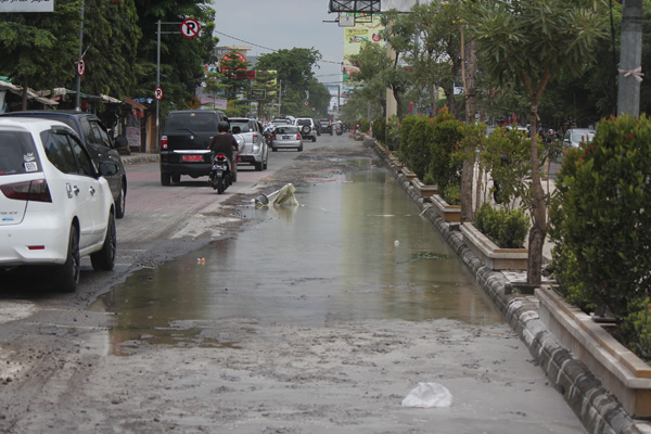 Nasib Jalan Cipto; Kiri Dibeton, Kanan Berlubang