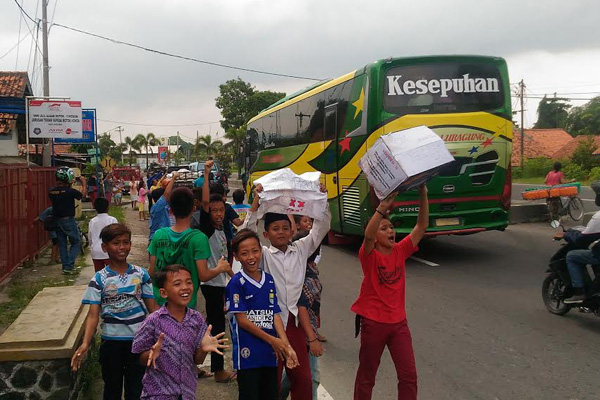 5 Jam Berdiri, Anak-anak Plumbon Ini “Dapat” 20 Telolet