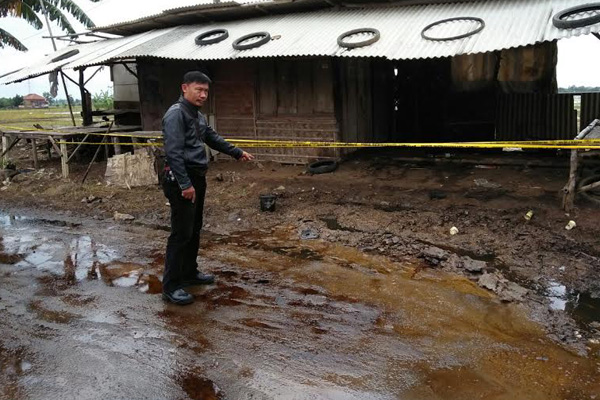 Pipa Pertamina Bocor, Warga Susukan Antre Ambil Tumpahan Minyak