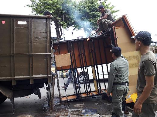 Pol PP Bongkar Lapak VCD di Jalan Tentara Pelajar