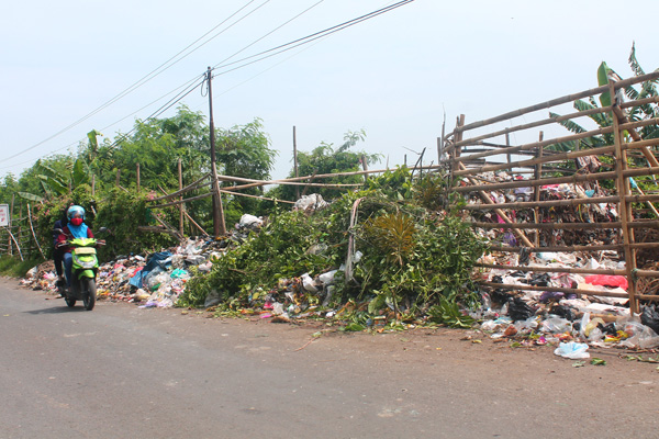 Tak Ada yang Angkut, Sampah di Lemahabang Menumpuk dan Meluber