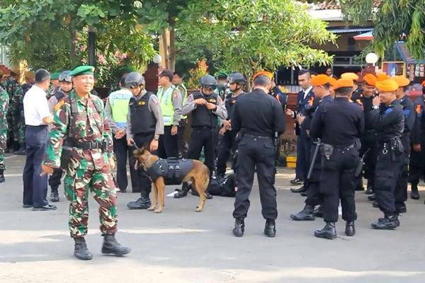 TNI-Polisi Ikut Jaga Stasiun Kejaksan dan Prujakan