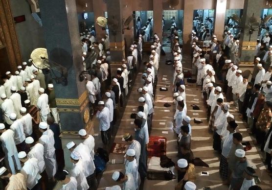 Masjid At Taqwa Sesak, Ribuan Orang Salat Subuh Berjamaah