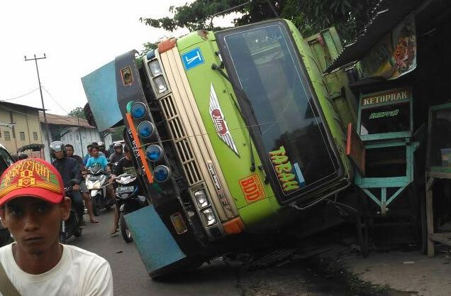 Melintasi Desa Lurah, Truk Ini “Mampir” ke Warung Ketoprak