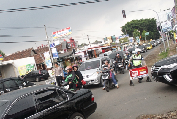 Sabtu Siang, Jalur Kuningan Padat Merayap