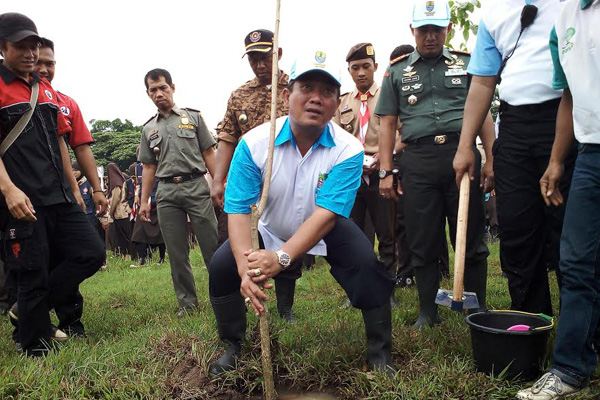 Manfaatkan Sejengkal Tanah untuk Menanam Pohon