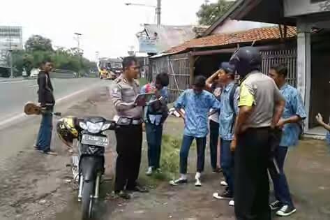 Polsek Arjawinangun Cegah Siswa Nongkrong Bergerombol di Pinggir Jalan