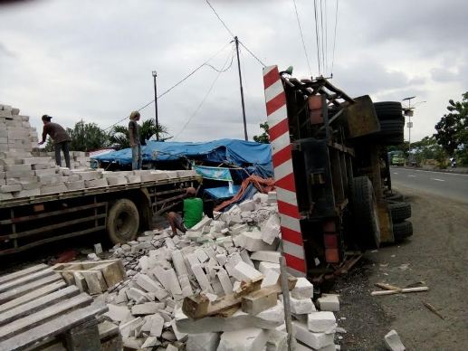 Terguling Sudah 3 Hari, Truk Batu Alam Baru Diangkat