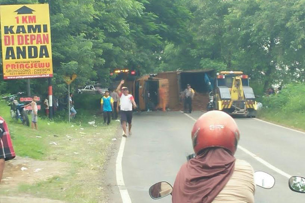 Truk Melintang di Jalan, Jalur Cirebon-Kuningan Macet Panjang