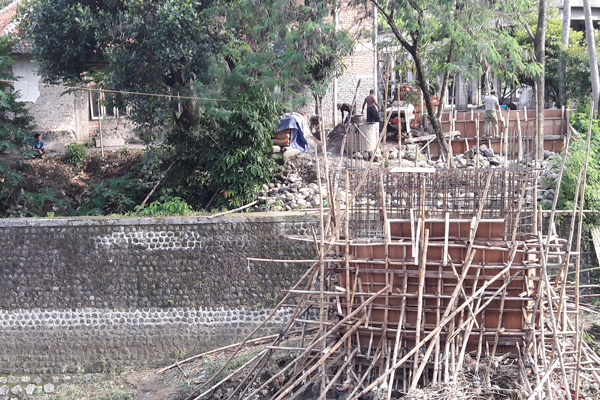 Aneh, Pondasi  Jembatan Sumurwuni di Lokasi Pusaran Air