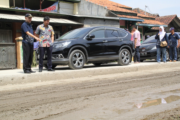 Lihat Proyek Jalan Katiasa, Tim Monev: Ini sih Parah