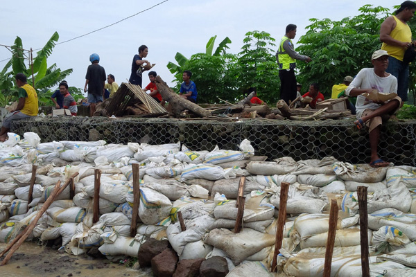 Tanggul Cimanuk Dipasang 11 Ribu Karung