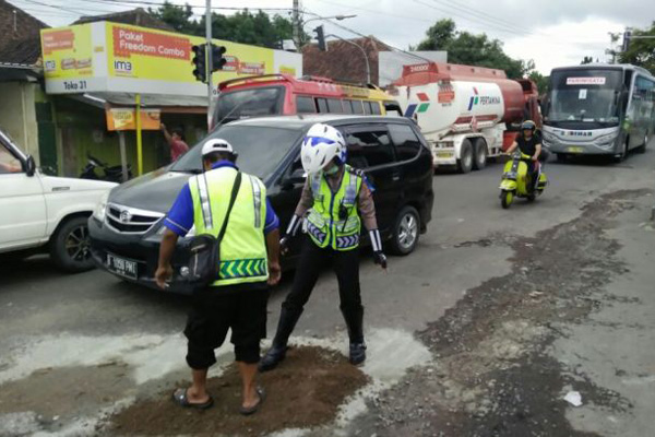 Aksi Spontan Polwan Kuningan, Inisiatif Tutup Lubang  Rawan Kecelakaan