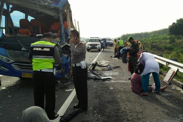 Bus Bawa Rombongan dari Solo Tabrakan di Subang