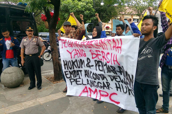 4 Anggota Dewan Kab Cirebon yang Terbukti Judi Khianati Konstitusi