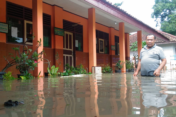 Banjir Masuk Bangunan Sekolah di Wanakaya, Murid-Murid Diliburkan