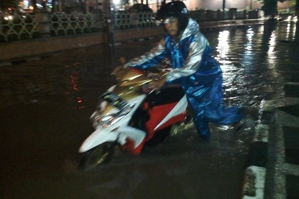 Malam Ini Kota Cirebon Juga Dikepung Banjir