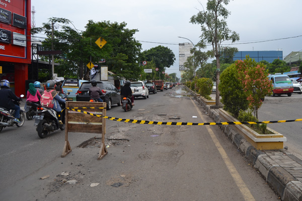 Warga Prihatin Cara Pemkot Cirebon Tangani Jalan Rusak