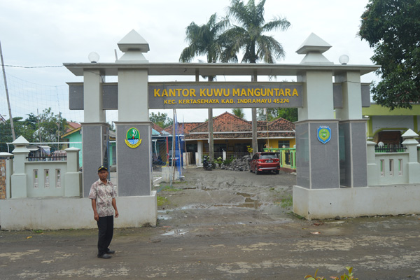 Biar Lebih Cantik, Kantor Desa Manguntara Bangun Gapura