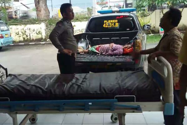 Polisi Selamatkan Gepeng Bisu yang Tergeletak Sakit di Terminal Plered