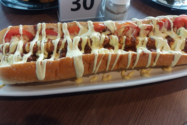 Rasakan Bedanya Hot dog Super Besar Ini