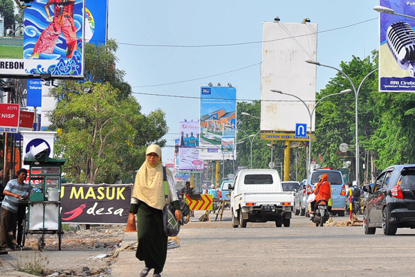 Banyak Alasan, Pemkot Cirebon Takut Tertibkan Reklame Ilegal