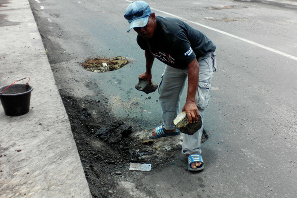 Waspada, Kondisi Jalan Pantura Gebang-Losari Banyak Lubang