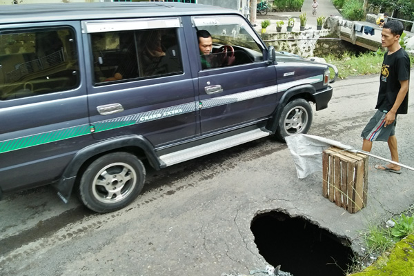 Uji Nyali Lagi, Jembatan Berlubang Ini Ancam Nyawa Warga