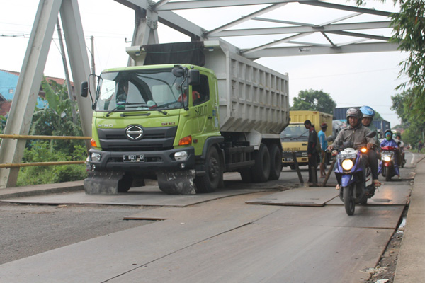 Jembatan Cisambeng Majalengka Jebol, Pengendara Bergantian Melintas