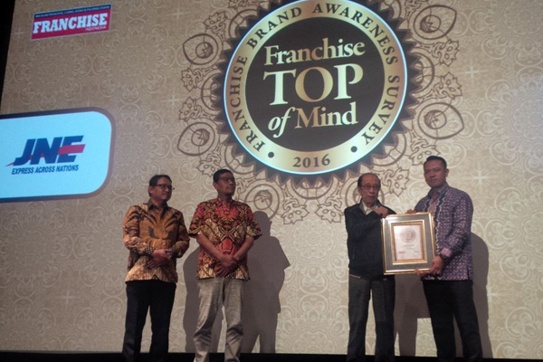 JNE Sabet Penghargaan Franchise Top of Mind