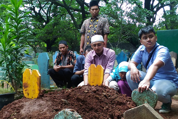Pemakaman Ibunda Kang Lutfi Berlangsung Khidmat