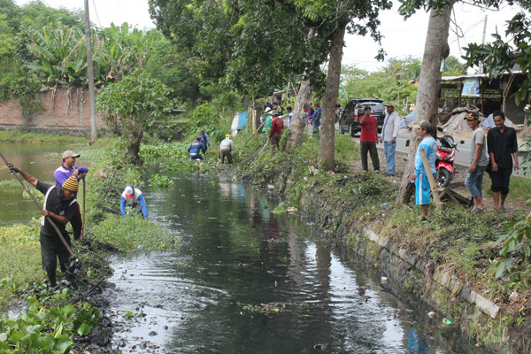 Aparat Dua Desa Kerja Sama Kuras Saluran Penyebab Banjir