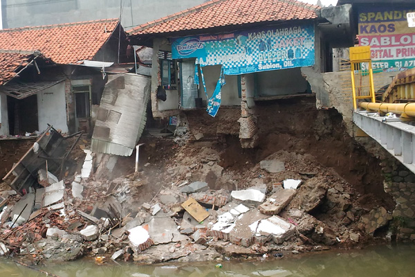 Ruko di Bantaran Sungai Cipager Ambruk akibat Longsor