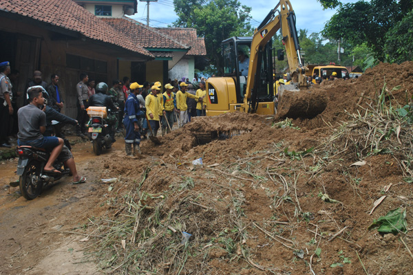 Waspada Longsor Jalur Cikijing-Majalengka