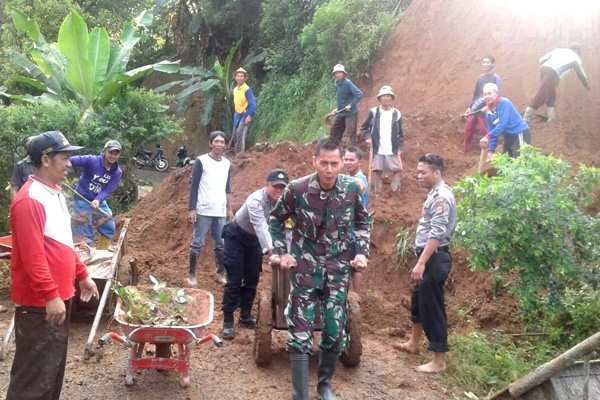 Akibat Hujan Deras, Tebing di Cihaur Longsor