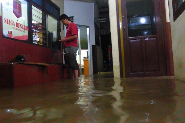 Hujan Lebat Guyur Cirebon, Mapolsek Weru Terendam Banjir