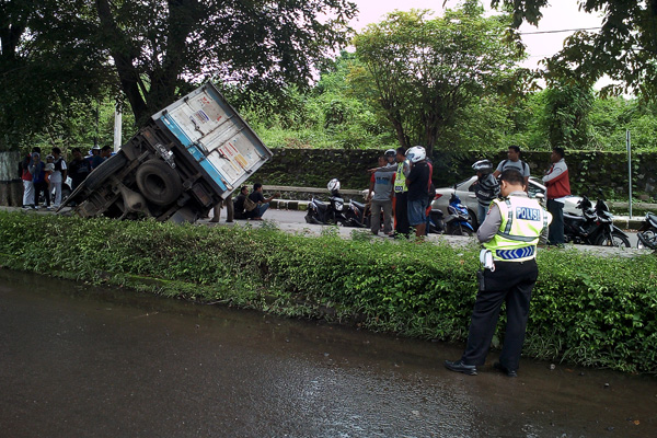 Belum Mahir Coba-Coba Kemudikan Mobil, Begini Jadinya