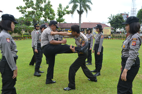 Tim Elit Polres Cirebon Ini Dibekali Bela Diri